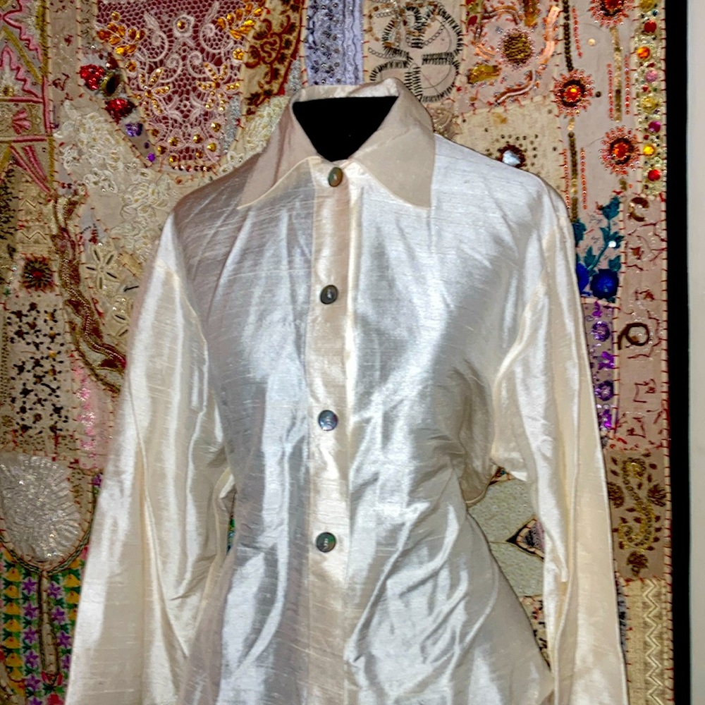 100% Textured Silk 4 this shelled buttons & wide square sleeves